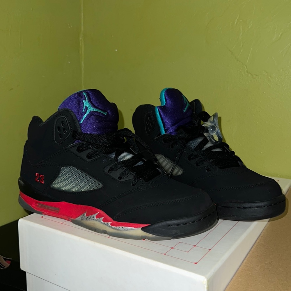 Air Jordan 5 size 6.5 only wore twice grab them before it’s sold